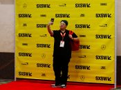 Een man neemt een selfie op SXSW