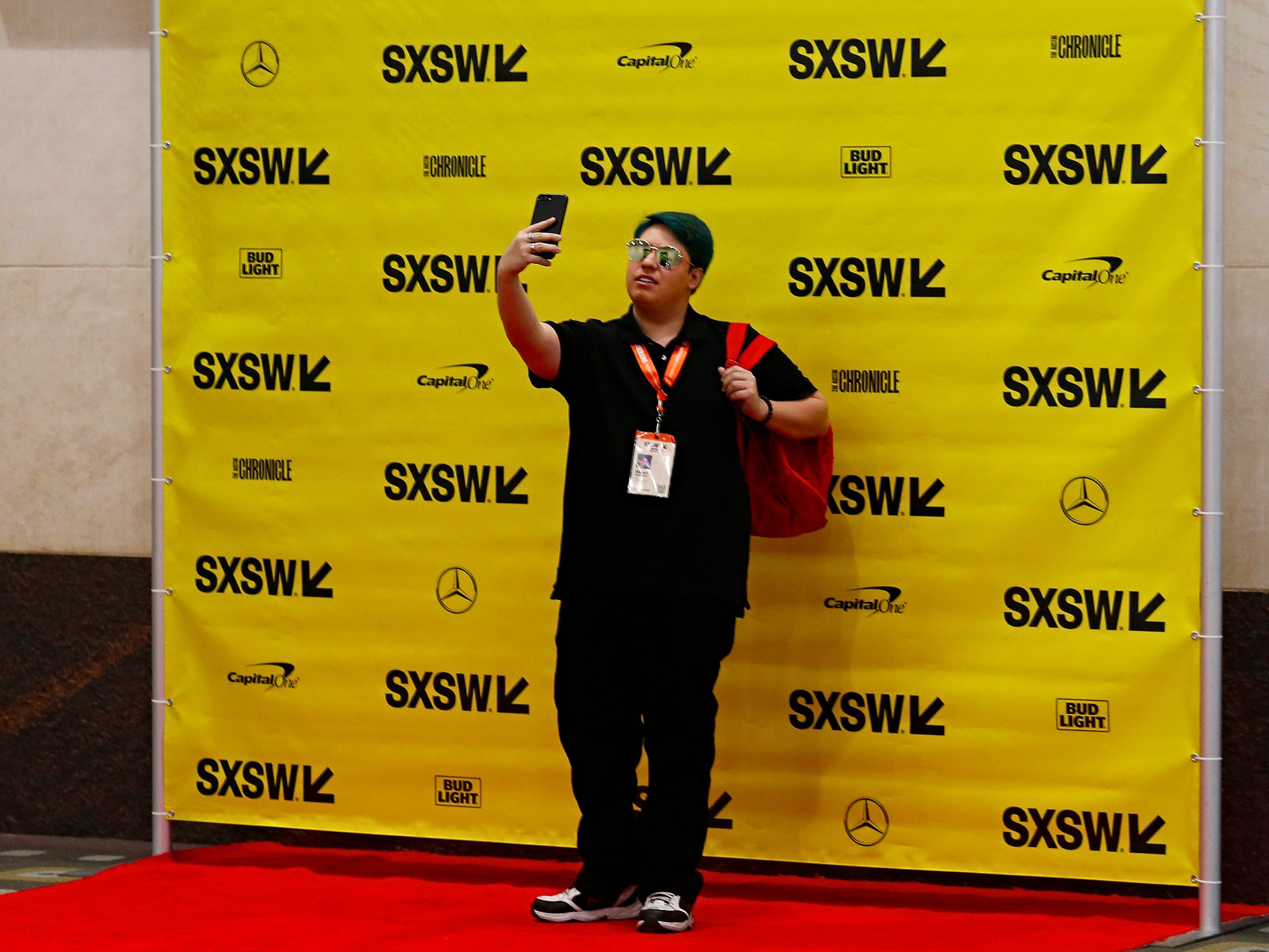 Een man neemt een selfie op SXSW