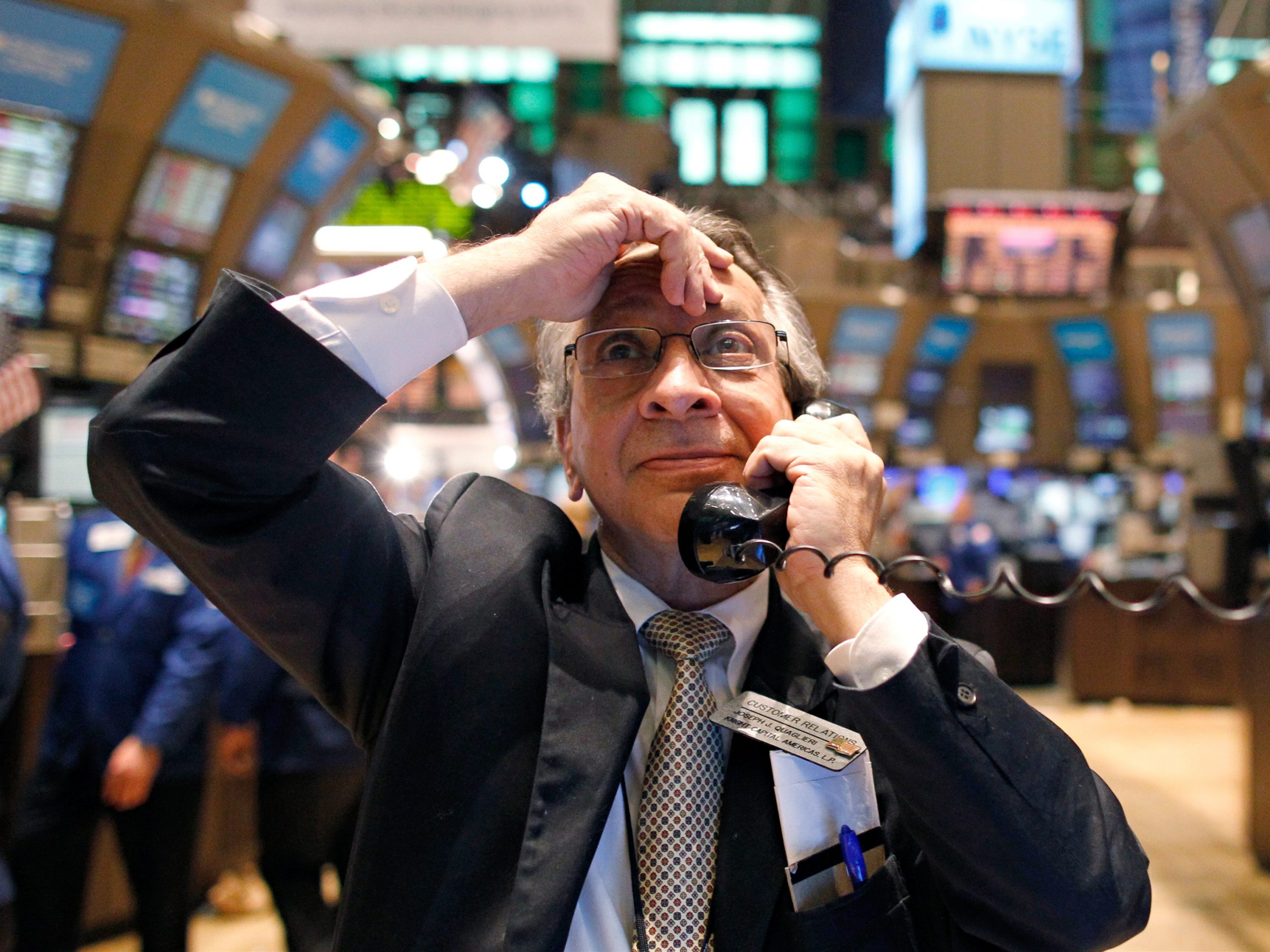 Een handelaar aan de telefoon op de New York Stock Exchange