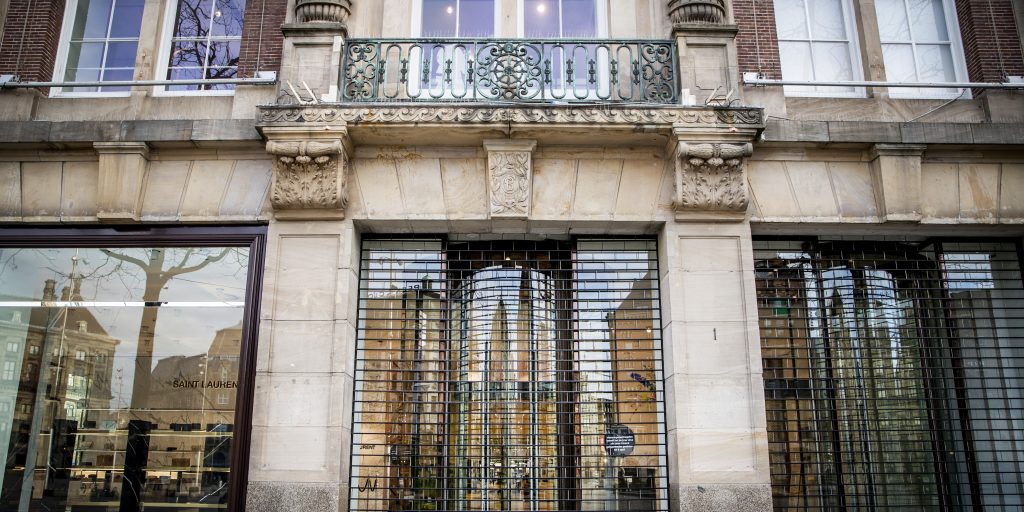 Grote winkelketens als C&A, Zara en H&M hebben allemaal de deuren van hun winkels moeten sluiten door de coronacrisis en willen huur opschorten.