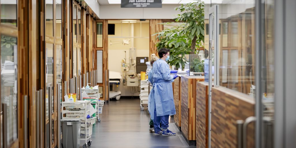 Het aantal coronapatiënten op de intensive care (ic)-afdelingen van Nederlandse ziekenhuizen nadert de duizend.