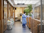 Het aantal coronapatiënten op de intensive care (ic)-afdelingen van Nederlandse ziekenhuizen nadert de duizend.