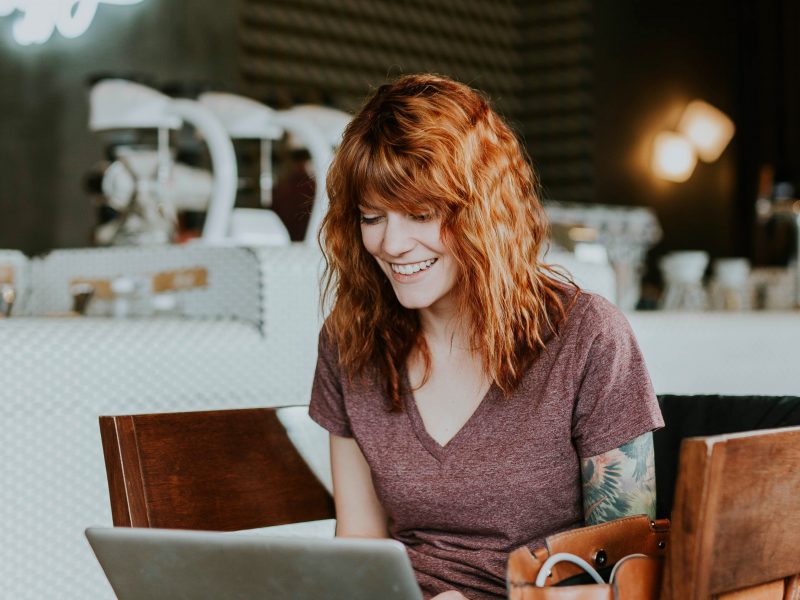 Een vrouw aan het werk in een koffiezaak