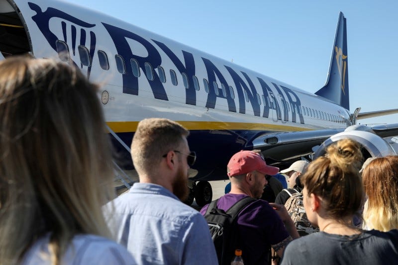 Passagiers bij een Ryanair-vliegtuig in Polen. Bron: Reuters