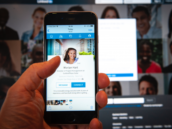 Contact zoeken met een toekomstige collega op LinkedIn kan helpen bij je sollicitatiesucces. Foto: Getty Images Contact zoeken met een toekomstige collega op LinkedIn kan helpen bij je sollicitatiesucces. Foto: Getty Images