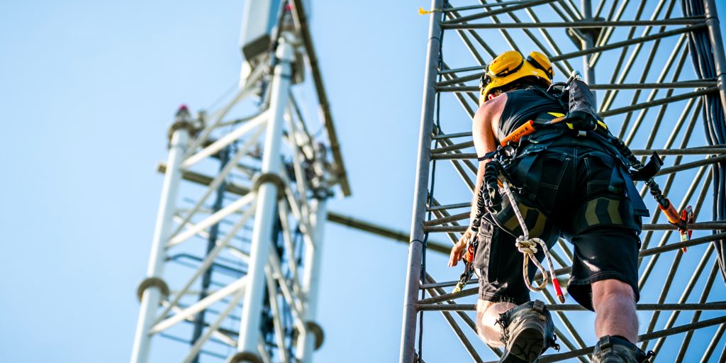 Een man klimt in een 5G-zendmast