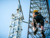Een man klimt in een 5G-zendmast