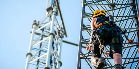 Een man klimt in een 5G-zendmast