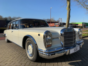 Een Mercedes-Benz 600 Pullman Maybach W100 uit 1975, die in zeven jaar tijd werd gerestaureerd, is momenteel te koop voor 2,15 miljoen euro bij de Nederlandse specialist in bijzondere occasions Autoleitner.