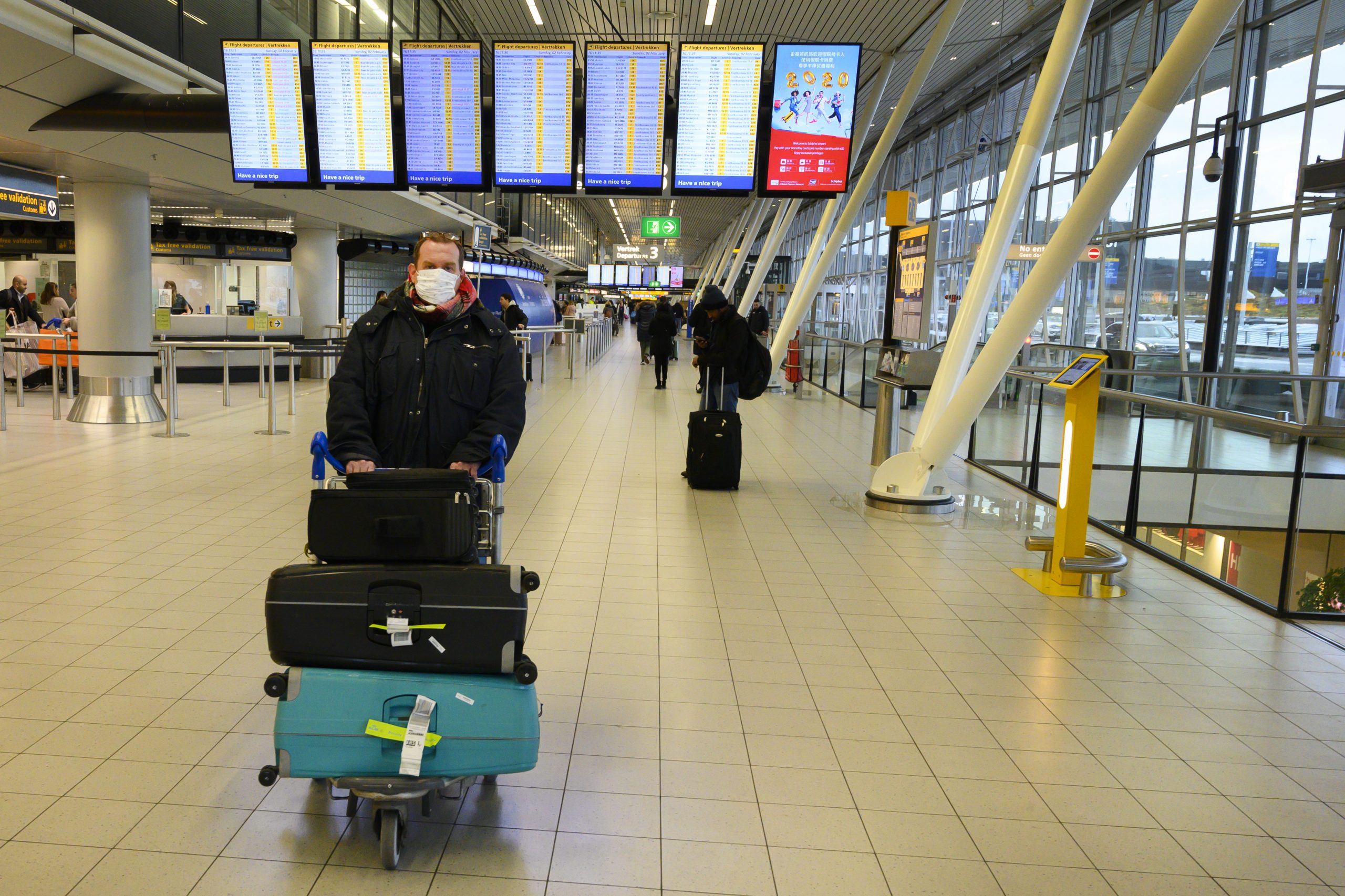 Reiziger met een mondkapje op Schiphol