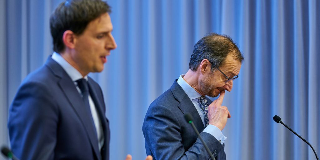 De ministers Wopke Hoekstra (Financiën) en Eric Wiebes (Economische Zaken) tijdens een persconferentie over de steunmaatregelen in maart.