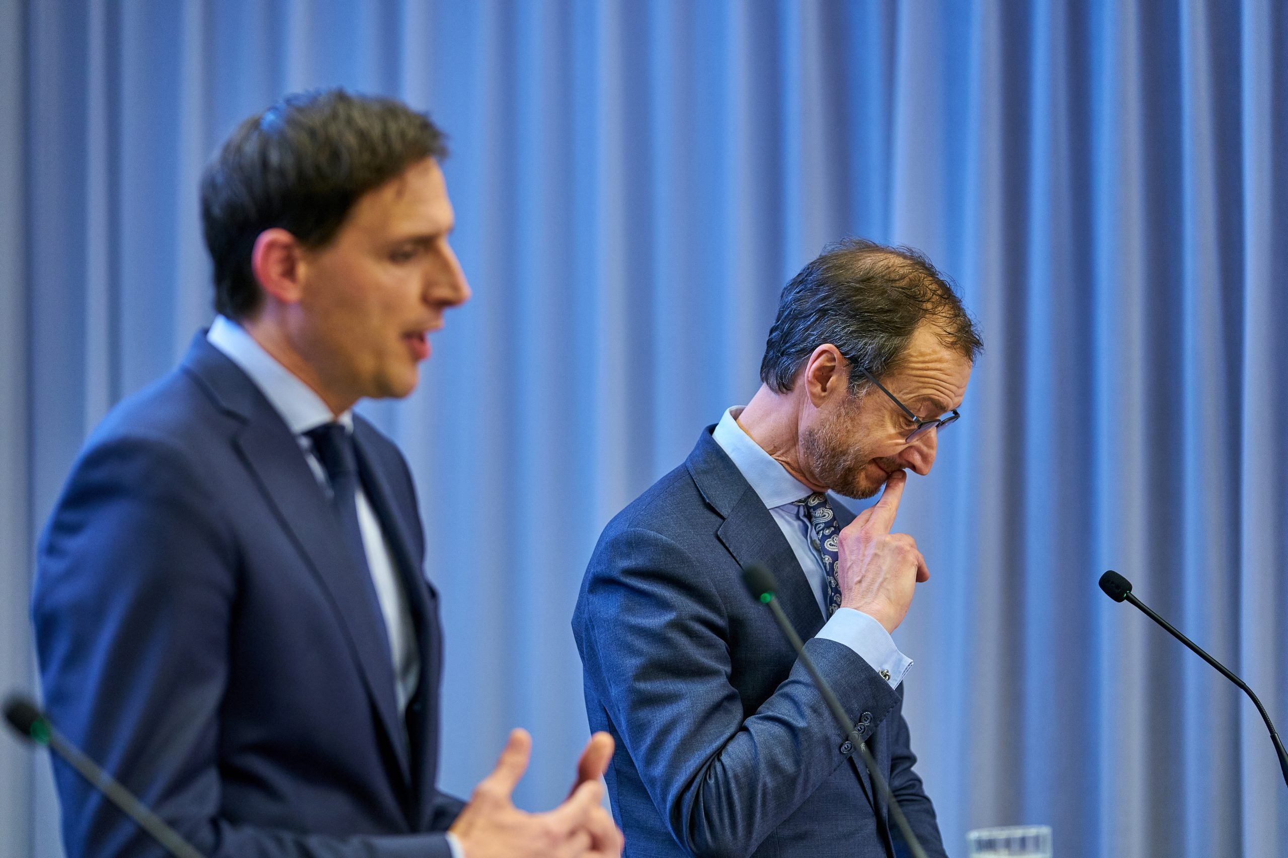 De ministers Wopke Hoekstra (Financiën) en Eric Wiebes (Economische Zaken) tijdens een persconferentie over de steunmaatregelen in maart.