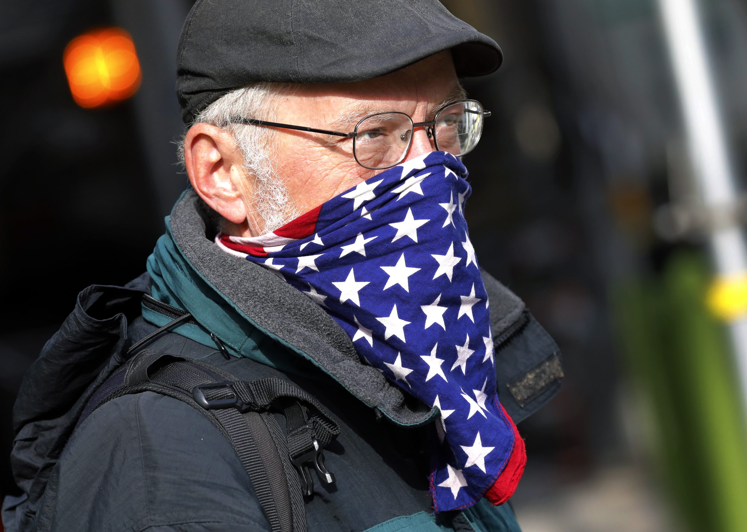Een man draag een mondkapje met de Amerikaanse vlag erop
