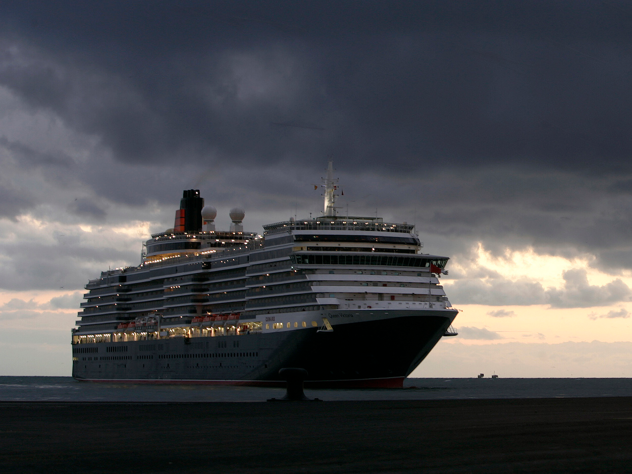 Лайнер в 2024 году. Круизный лайнер Королева Виктория. Cunard line Королева Виктория. Лайнеры Кунард лайн. Кунард (the Cunard building).