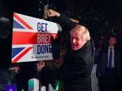 De Britse premier Boris Johnson timmert een bord met 'Get Brexit Done' in de grond