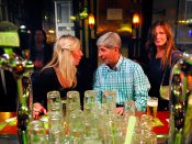 Een bruine kroeg midden in de Amsterdamse Jordaan.
