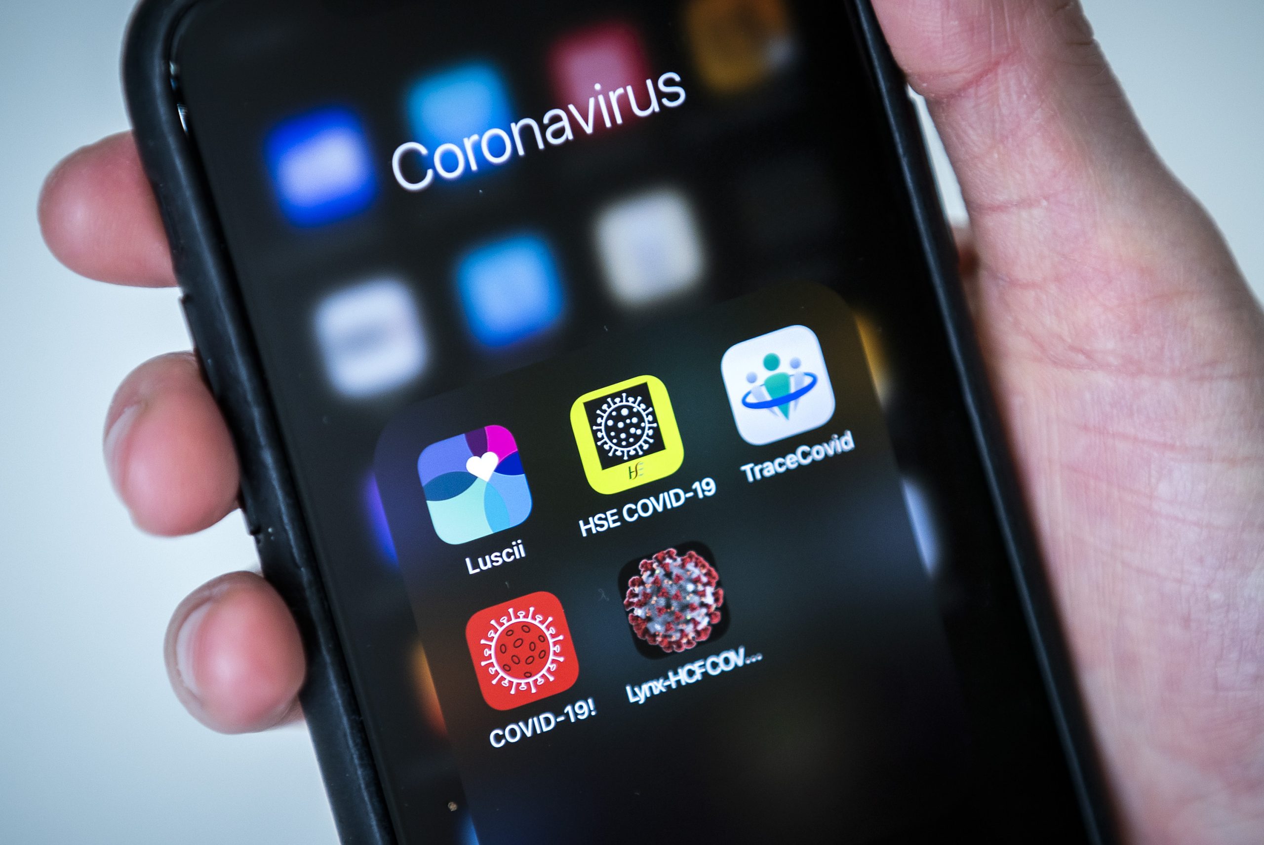 Een aantal corona-apps op een telefoon