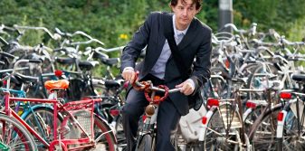 Man op de fiets naar kantoor