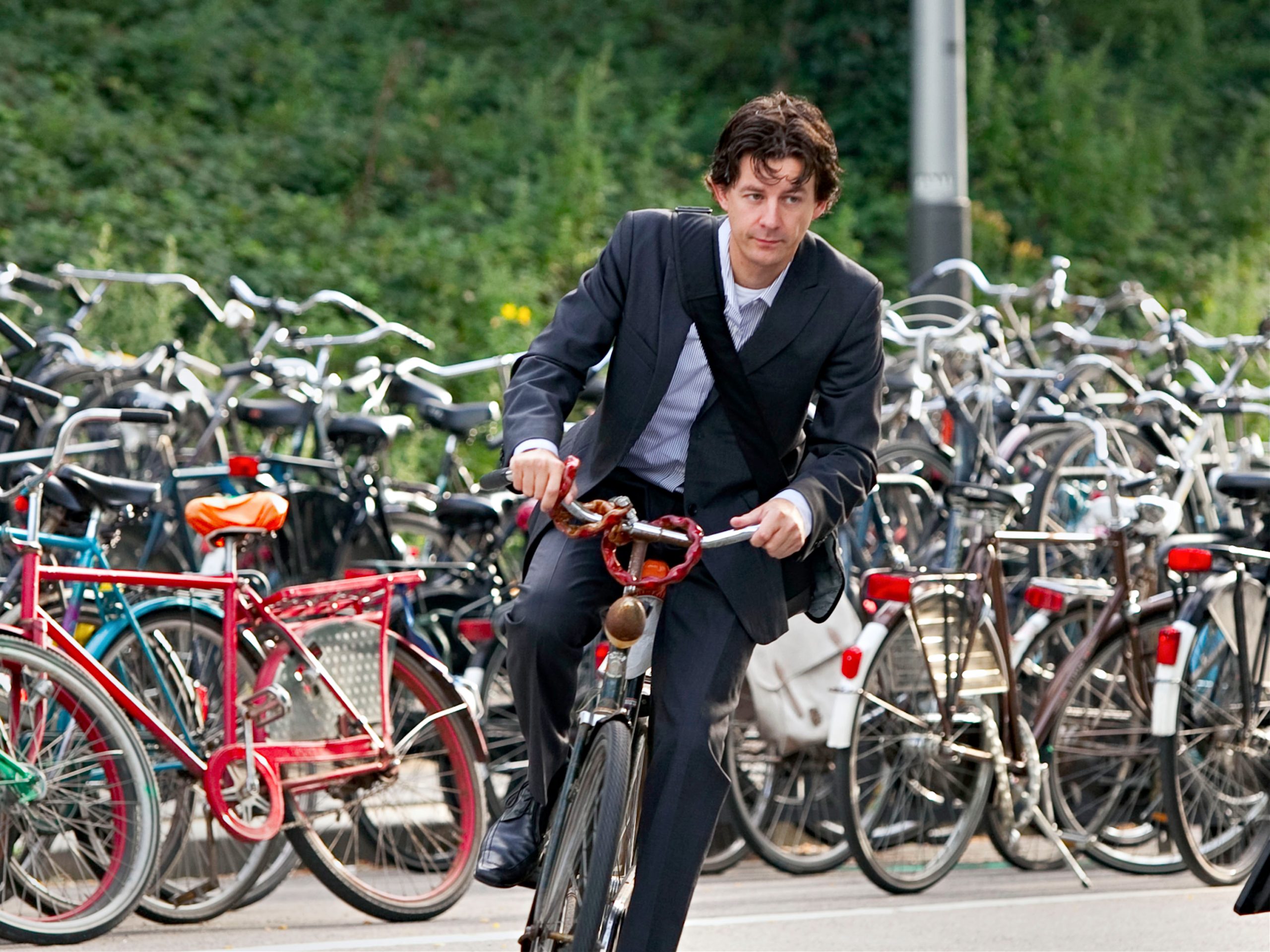 Man op de fiets naar kantoor
