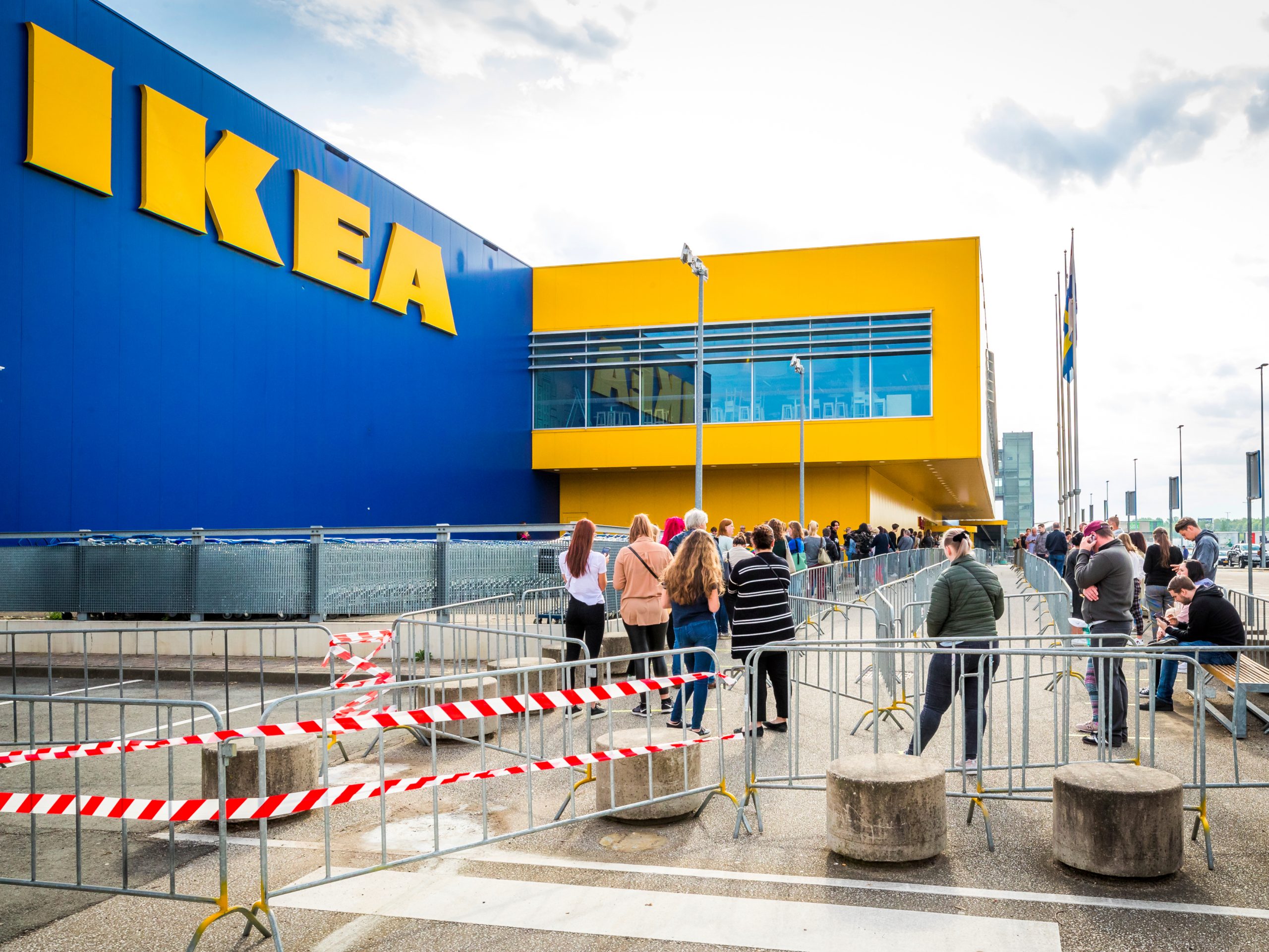 Klanten staan in de rij voor IKEA. De woonwinkelreus opent de deuren van zijn Nederlandse winkels weer.