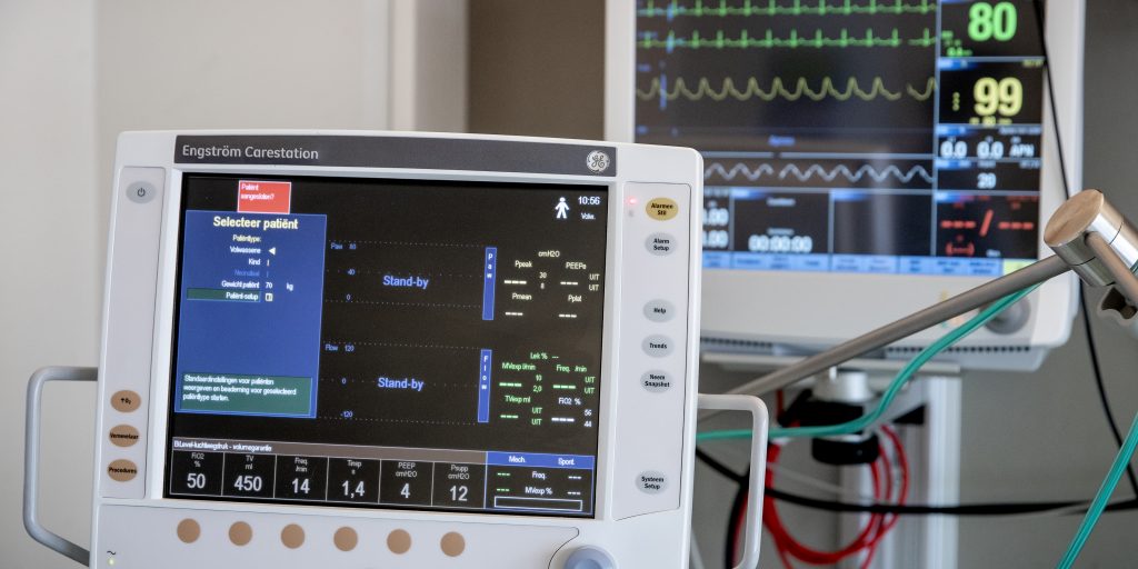 Een beademingsapparaat en een hartslagmonitor in een extra intensive care kamer in het Tergooi ziekenhuis.