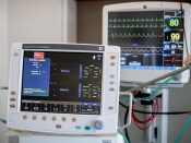 Een beademingsapparaat en een hartslagmonitor in een extra intensive care kamer in het Tergooi ziekenhuis.
