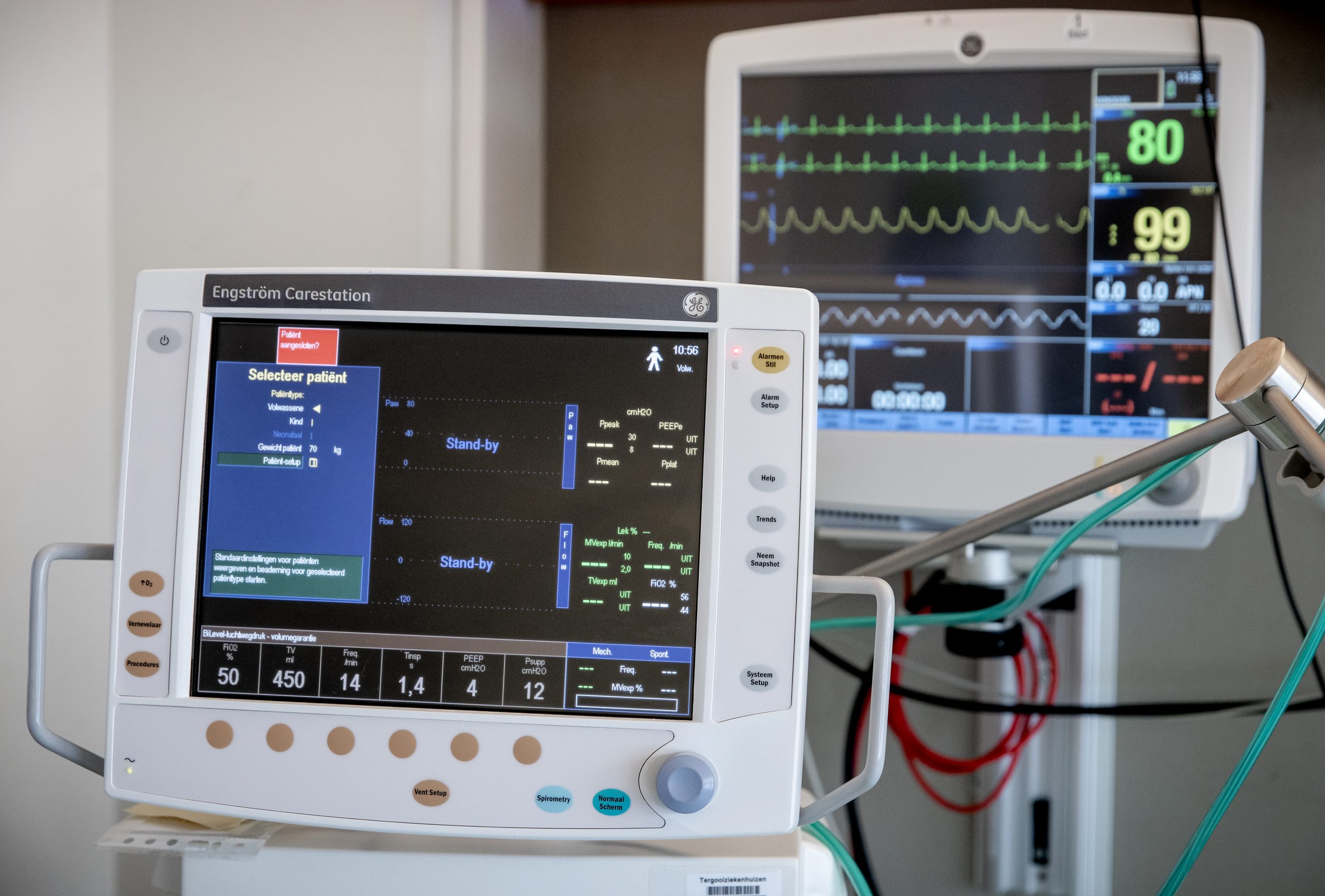 Een beademingsapparaat en een hartslagmonitor in een extra intensive care kamer in het Tergooi ziekenhuis.