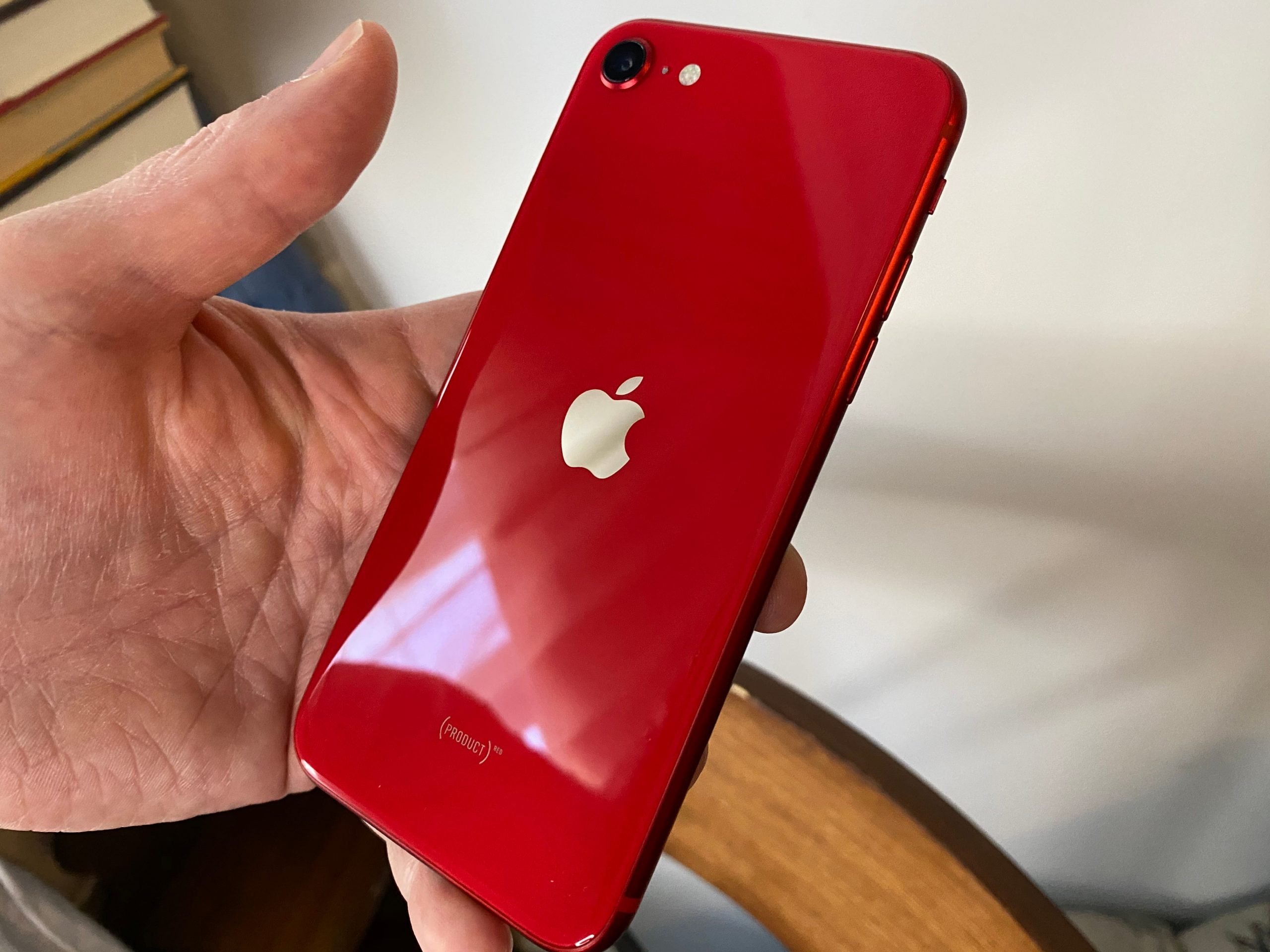 Een rode iPhone SE van Apple