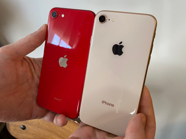 Foto: Links de iPhone SE, rechts de iPhone 8. Bron: Lisa Eadicicco/Business Insider Foto: Links de iPhone SE, rechts de iPhone 8. Bron: Lisa Eadicicco/Business Insider