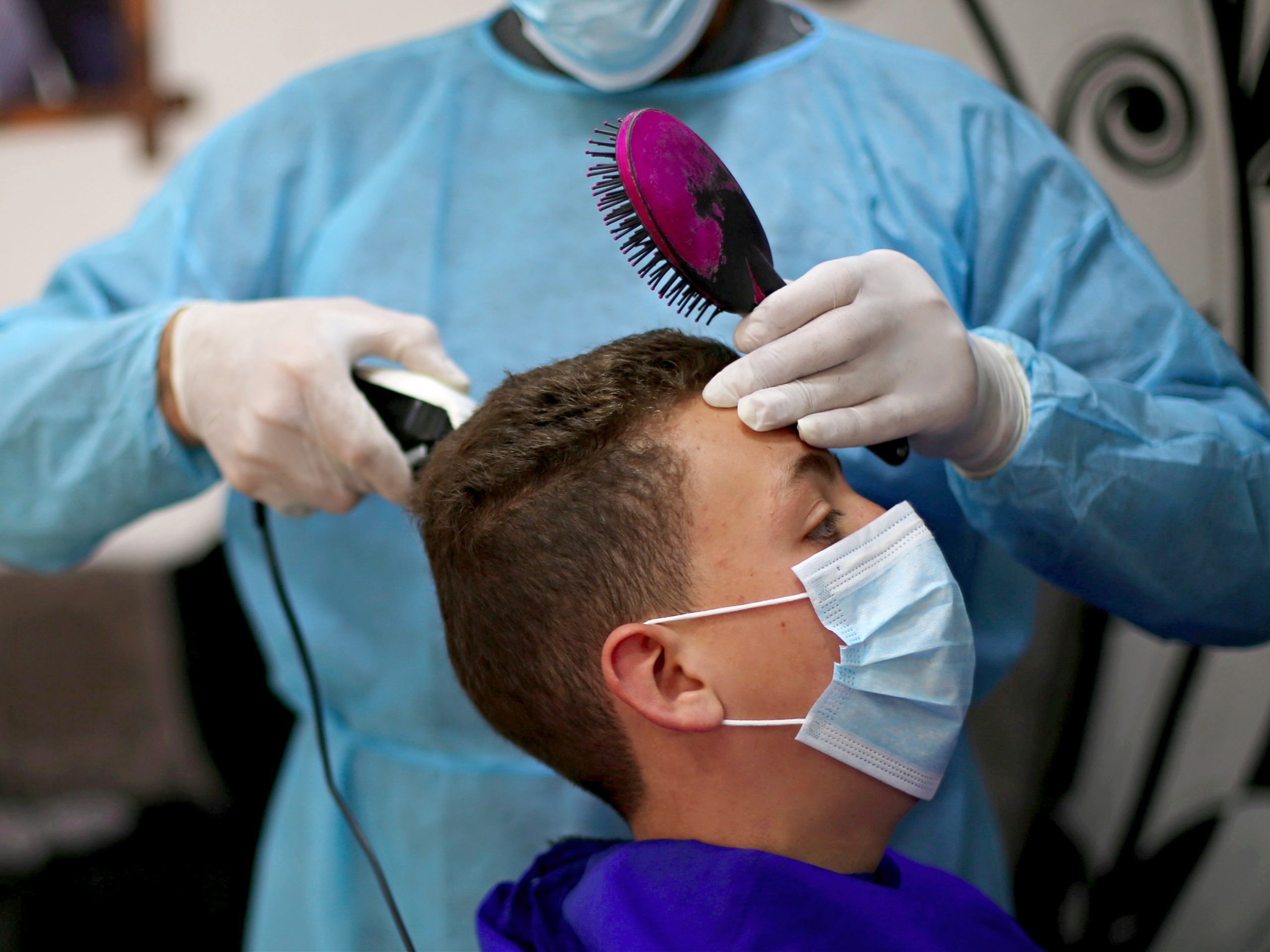 Palestijnse kapper heeft maatregelen genomen tegen het coronavirus
