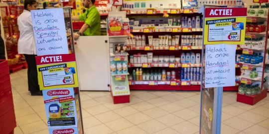 Pieter van Loon, dat in Dordrecht een winkelpand aan ICI Paris verhuurt, vindt die eenzijdige opzegging niet kunnen en meldt bankroet te hebben aangevraagd voor AS Watson.