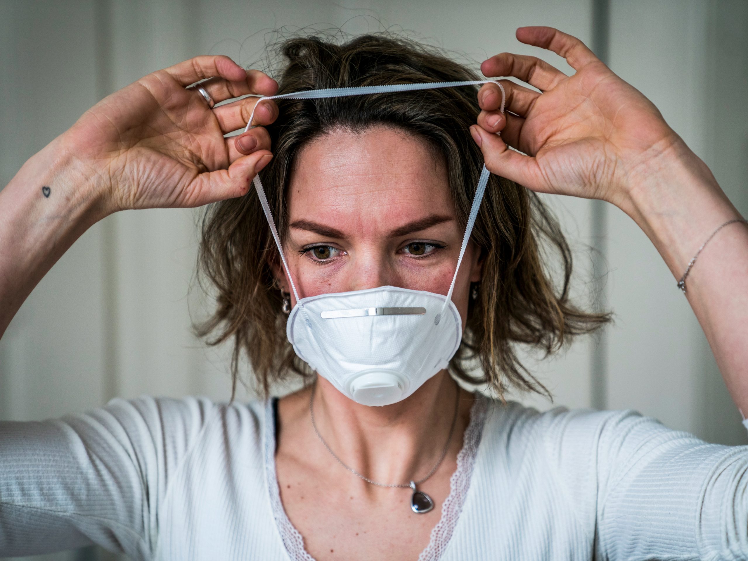 Een verloskundige draagt een mondkapje bij een verloskundigepraktijk in Groningen.