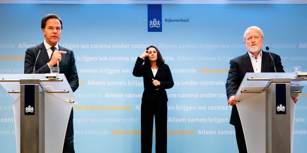 Premier Mark Rutte (L) en Jaap van Dissel, directeur van het Centrum Infectieziektebestrijding van het RIVM.
