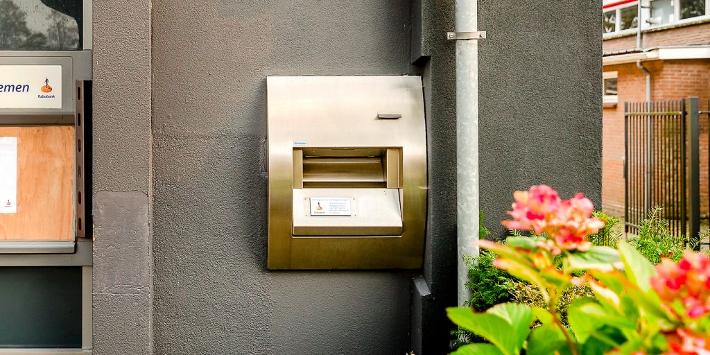 Een sealbagautomaat van Rabobank