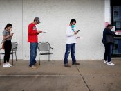 Mensen staan in de rij om een uitkering aan te vragen in Fayetteville, Arkansas.