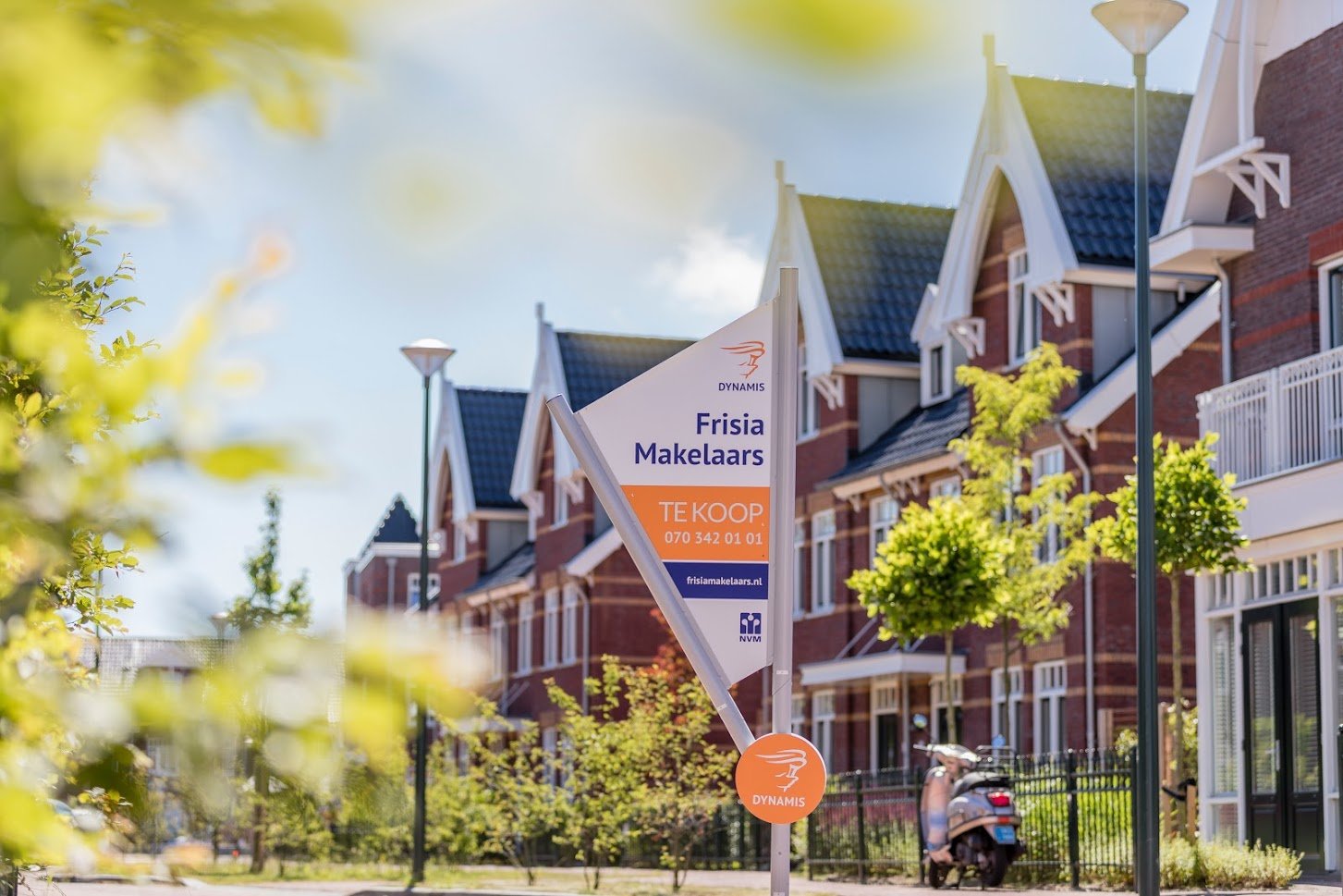 Volgens Dynamis zetten vooral in regio’s waar in de afgelopen jaren exorbitante prijsstijgingen plaatsvonden, zoals Amsterdam en Utrecht, meer eigenaren hun woning te koop. Ook buiten de Randstad is deze ontwikkeling zichtbaar.