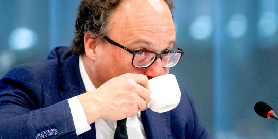Minister Wouter Koolmees neemt een slok koffie