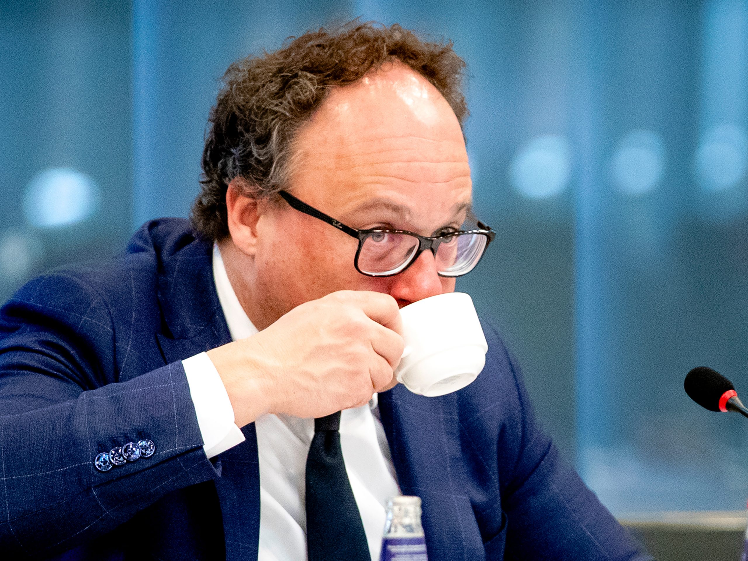 Minister Wouter Koolmees neemt een slok koffie