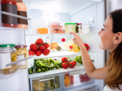 De koelkast is niet altijd de beste plek om eten te bewaren. Uien, aardappelen en tomaten houden niet van te koele temperaturen.