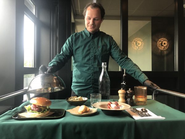 Roomservice komt de lunch brengen. Roomservice komt de lunch brengen.