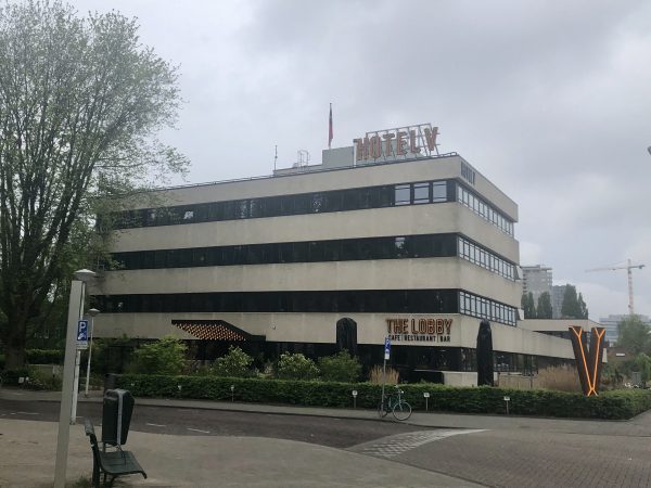 Hotel V in de Fizeaustraat is gevestigd in een voormalig kantoorpand. Hotel V in de Fizeaustraat is gevestigd in een voormalig kantoorpand.