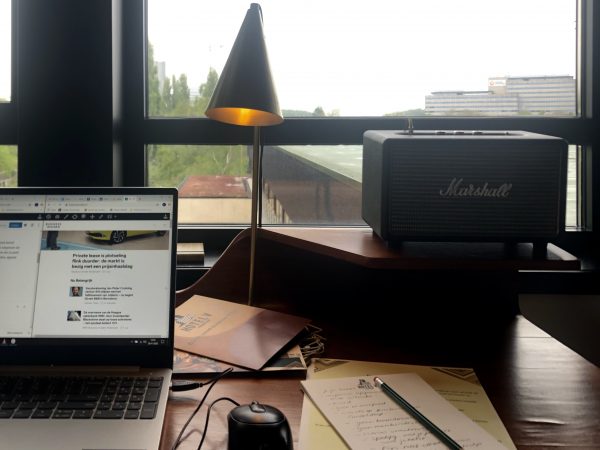 Je kunt de speaker gebruiken om muziek te luisteren. Je kunt de speaker gebruiken om muziek te luisteren.