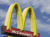 Ook fastfoodketen McDonald's is klaar om de 1,5-metereconomie op te starten. Dat wordt voor klanten een andere ervaring dan ze gewend zijn, blijkt uit een voorbeeldfilmpje van een prototype McDonald's in coronatijd