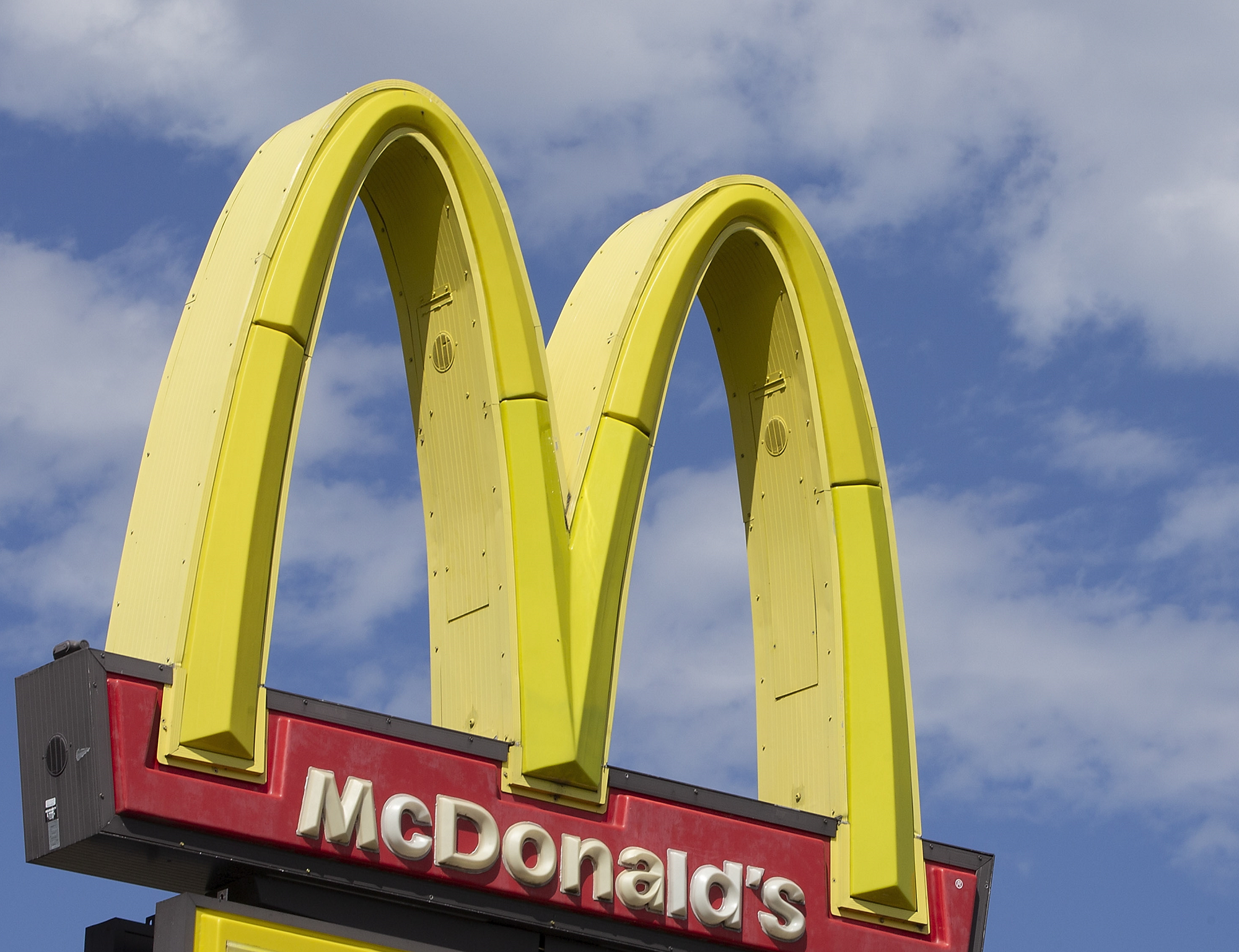 Ook fastfoodketen McDonald's is klaar om de 1,5-metereconomie op te starten. Dat wordt voor klanten een andere ervaring dan ze gewend zijn, blijkt uit een voorbeeldfilmpje van een prototype McDonald's in coronatijd