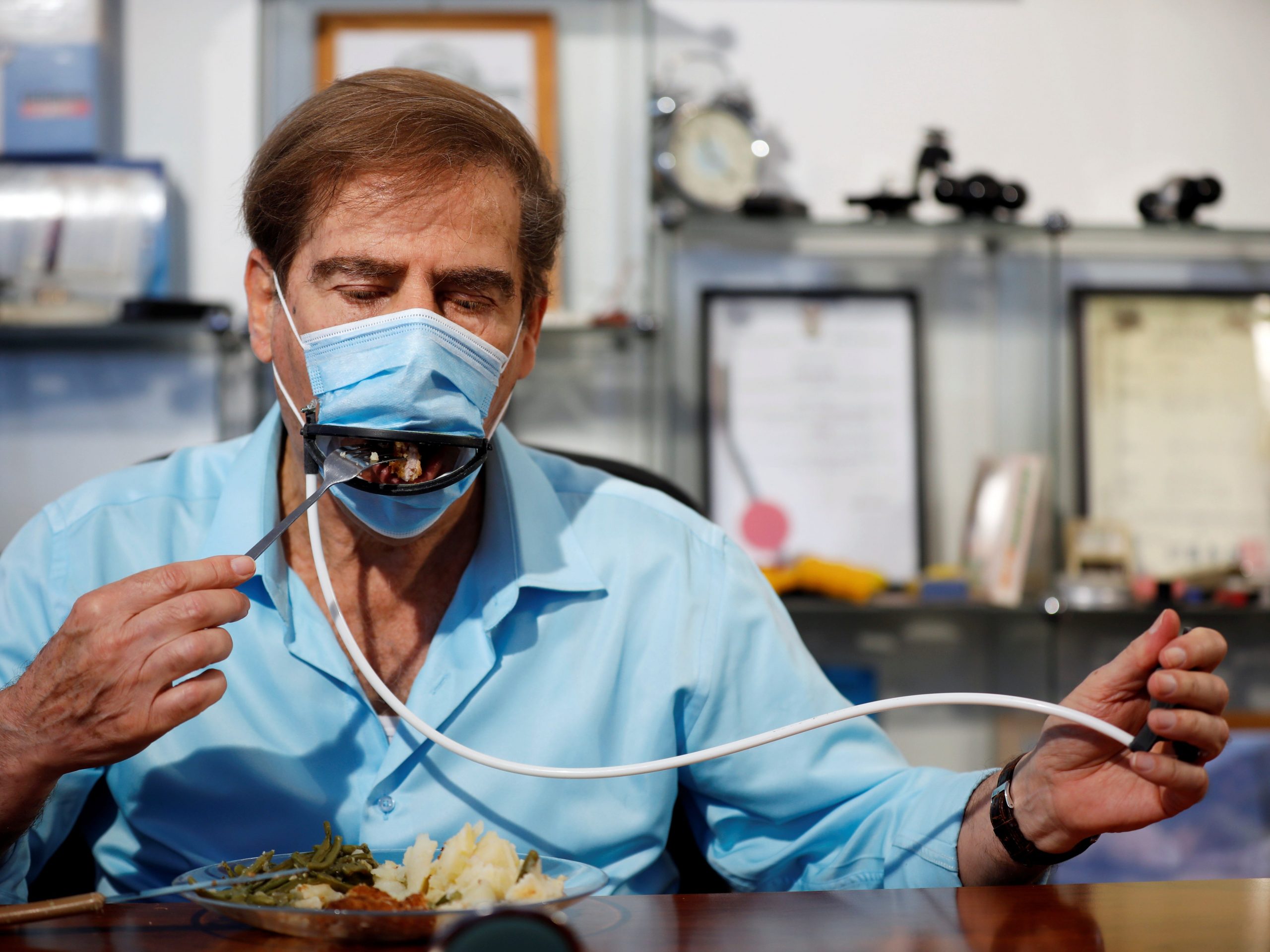 Een Israelisch bedrijf heeft een mondkapje ontworpen dat je niet af hoeft te doen om te eten.