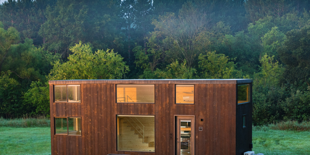 Het tiny house met een oppervlakte van omgerekend 36 vierkante meter biedt volgens Escape plaats voor acht personen.