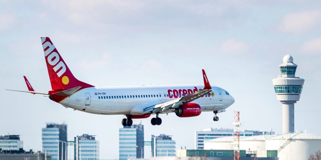 Een vliegtuig van Corendon landt op Schiphol