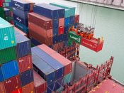 Vrachtcontainers worden gelost in de Rotterdamse haven.
