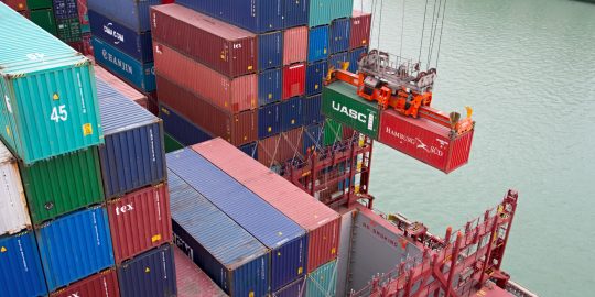 Vrachtcontainers worden gelost in de Rotterdamse haven.