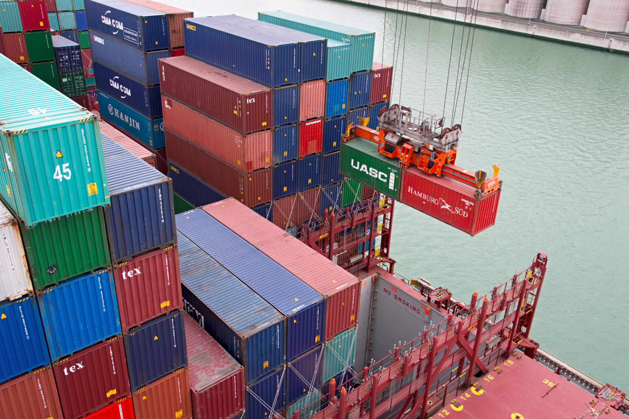 Vrachtcontainers worden gelost in de Rotterdamse haven.